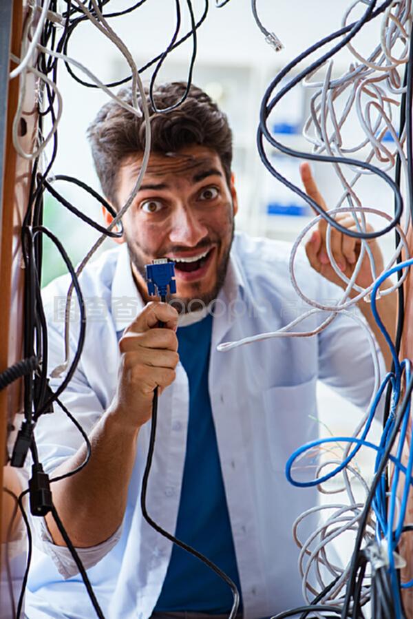 電工操作中的安全警示 修復概念中的電線時需謹慎